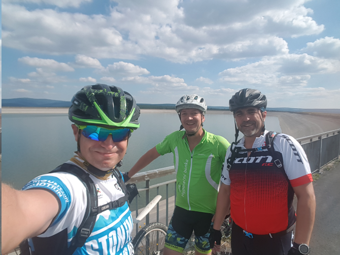 cid:image007.png@01D42429.855905D0